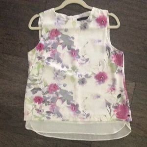 Sleeveless flora top with lining.